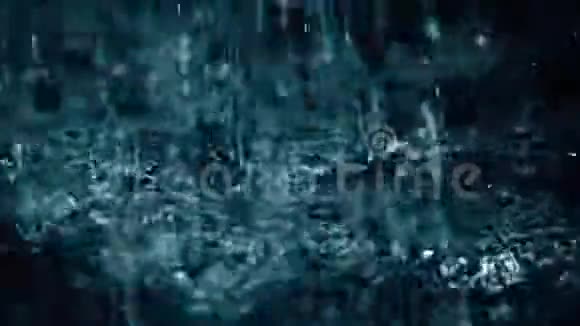 水滴在黑暗中撞击泡沫表面视频的预览图