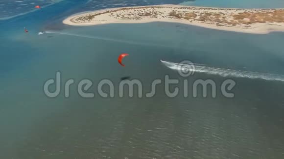 奇妙的空中无人机4k视野专业冲浪者在晴朗的蓝色海洋中放风筝晴天热带海景视频的预览图
