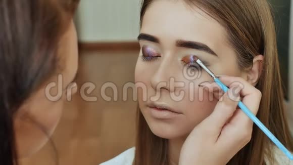化妆美丽的眼睛闪烁的化妆假日化妆细节眼睛的眼睑视频的预览图