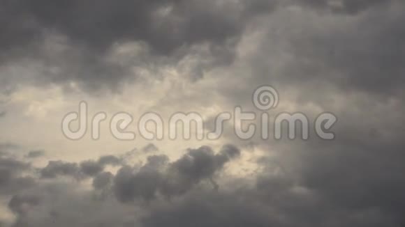 美丽的云彩飘过天空视频的预览图