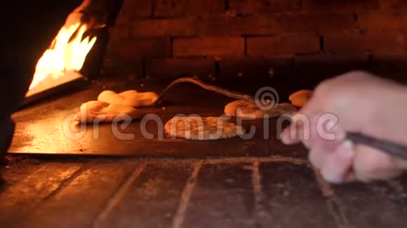 烤炉中的皮塔烘焙工艺烤炉里的皮塔面包视频的预览图