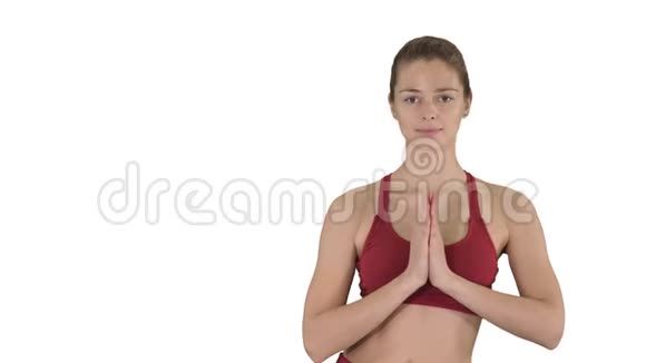 做瑜伽运动的年轻女子UtthitaHastaPadangustasana在白色背景下视频的预览图