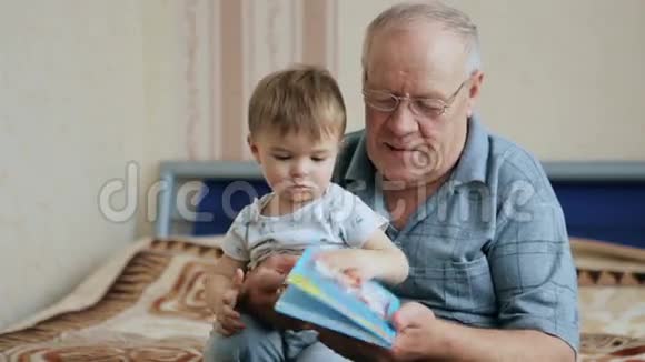 祖父和孙子一起读书视频的预览图