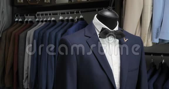 时髦的男人西装男人在人体模型上的夹克男人衣服精品店里的人体模型服装店购物视频的预览图