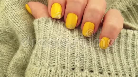 女性手指甲黄毛衣时尚放松视频的预览图