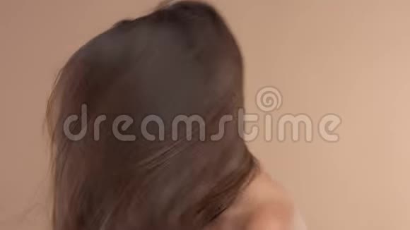 泰式亚洲模特米色背景自然化妆视频的预览图