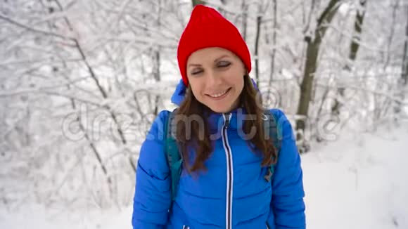 女人爬上一座白雪覆盖的山晴朗晴朗的霜冻天气视频的预览图
