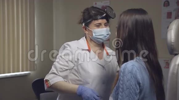 耳鼻喉科医生在诊所检查病人视频的预览图