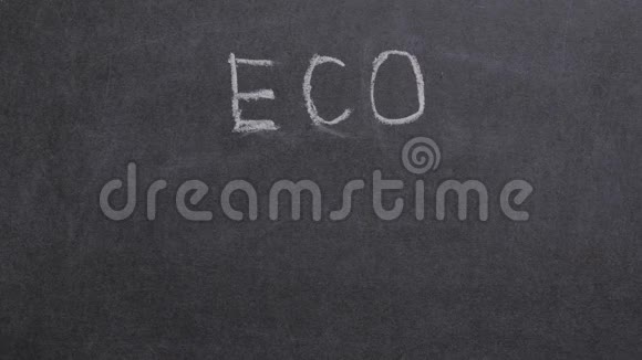 概念一个人的特写他的手在黑板上写下生态产品这个词视频的预览图