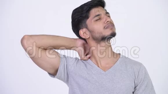一个长着胡子脖子疼的年轻印度男人视频的预览图