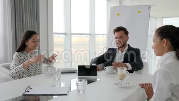 董事和员工休息办公室休息商务人员在餐桌上喝咖啡创意团队视频的预览图