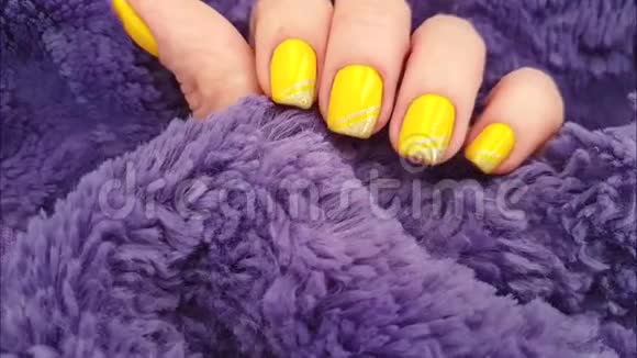 女性手指甲黄毛衣时尚放松视频的预览图