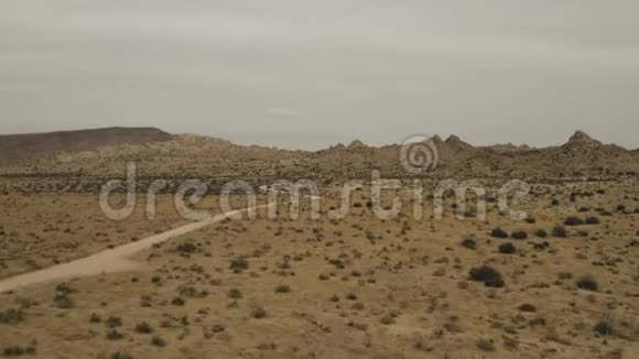 在沙漠中飞过树木和房屋视频的预览图