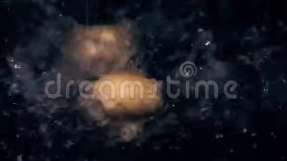 多个蘑菇在黑色背景下落入水中视频的预览图