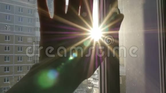雌性的手触太阳玩太阳太阳射线视频的预览图