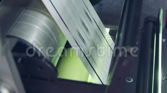 通过大型工业印刷机印刷的纸张特写视频的预览图