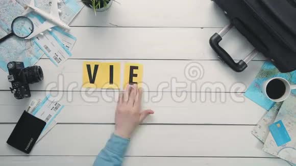 俯视图时间流逝的双手躺在白色桌子上VIETNAM装饰着旅行用品视频的预览图