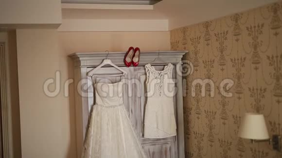 新娘衣服挂在衣柜和红色的衣架上视频的预览图