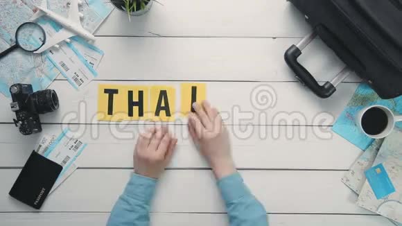 上观时间流逝的双手躺在白色的办公桌上泰国装饰着旅行用品视频的预览图