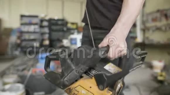 工匠启动电锯在车间视频的预览图