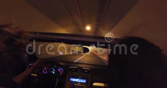 乘敞篷车穿过隧道的年轻人视频的预览图
