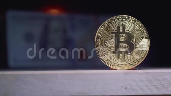 真正的黄币比特币站在移动美元的背景下视频的预览图
