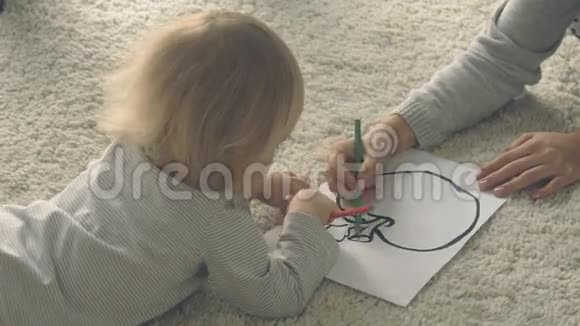 带妈妈的小女孩用铅笔画画视频的预览图