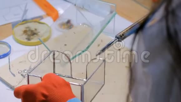 女装饰师制作玻璃礼盒视频的预览图