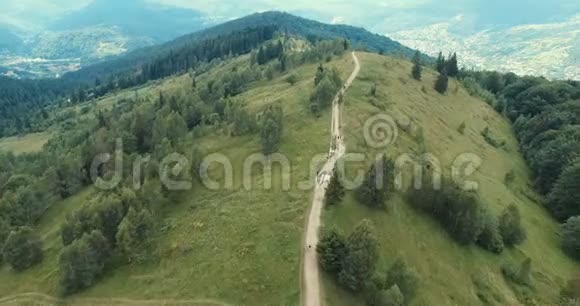 山上山上乡间道路的鸟瞰图视频的预览图