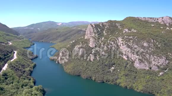在希腊维里亚河谷的空中俯瞰在无人机前移动视频的预览图
