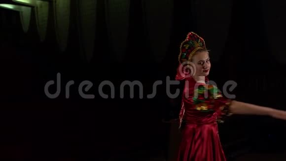 女孩在舞台上跳斯拉夫民族舞蹈视频的预览图