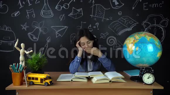 女学生坐在办公桌前做作业的学生学校学院大学教育视频的预览图