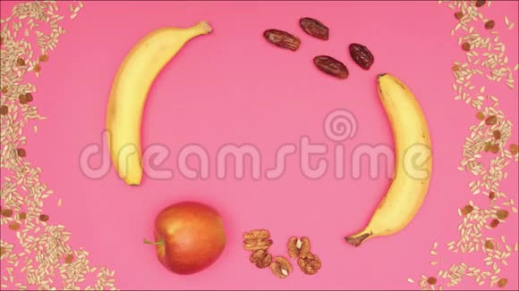 粉色背景下的水果旋转停止运动视频的预览图