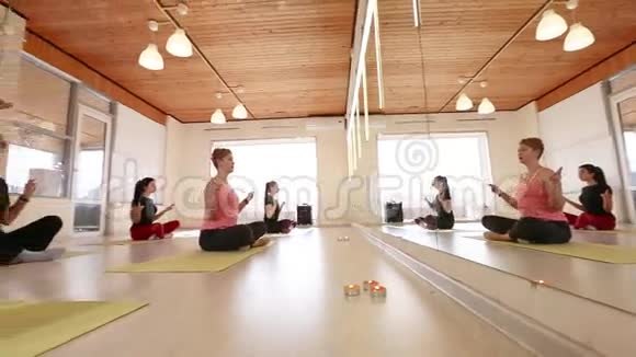 一群做瑜伽的女人视频的预览图