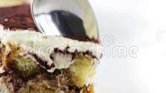男人用勺子吃美味的自制提拉米苏蛋糕传统的意大利甜点白色背景营养视频的预览图
