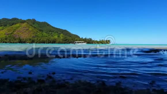 在绿松石太平洋海水塔希提法属波利尼西亚海景中航行的小型旅游船上令人惊叹的4k鸟瞰图视频的预览图