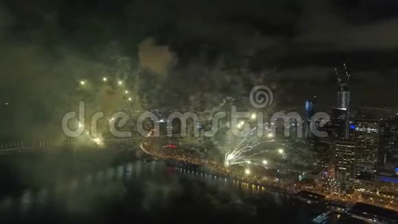 明亮的烟花在漆黑的夜空中绽放在四公里高空的旧金山视频的预览图