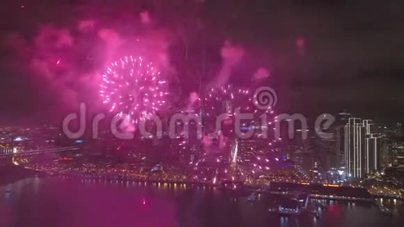 在旧金山的夜空中闪耀着五颜六色的灯光明亮的烟花爆炸得很漂亮视频的预览图