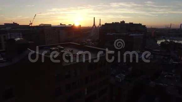 美丽的4k空中无人机全景城市景观清澈的蓝色黄昏日落在现代波士顿市中心的建筑上河流视频的预览图
