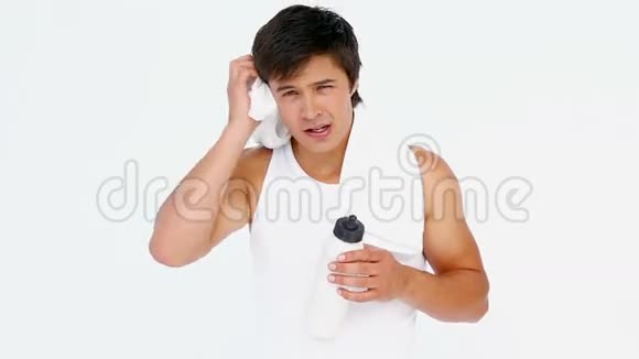 出汗的男人喝水视频的预览图