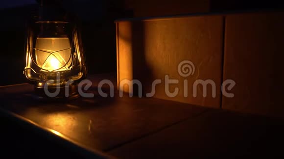 一盏古老的煤油灯在夜间燃烧视频的预览图