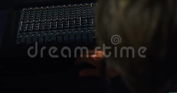 Djman在夜总会的音乐会上使用音响调音台视频的预览图