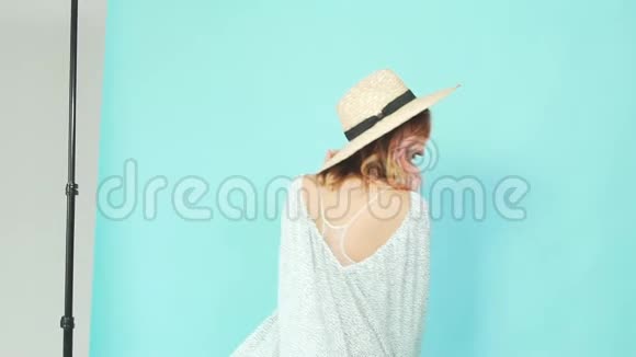 戴着帽子和奢华礼服的时髦女孩照片拍摄的后台视频的预览图
