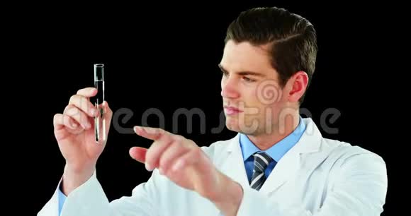 医生用数码屏幕检查试管中的化学物质视频的预览图