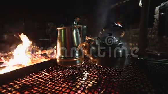 金属水壶在篝火上沸腾视频的预览图