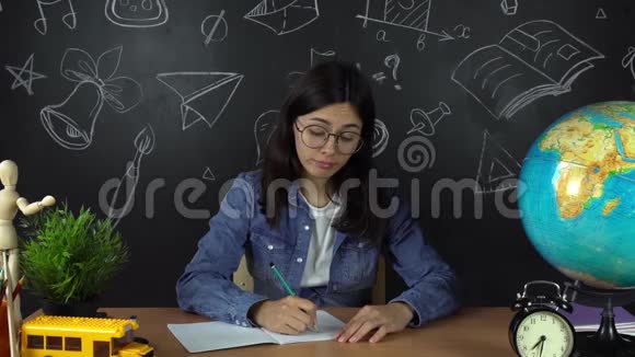 女学生坐在办公桌前做作业的学生学校学院大学教育视频的预览图