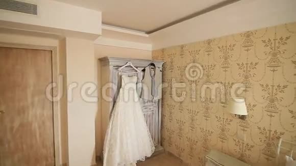 新娘衣服挂在公寓里新婚夫妇视频的预览图