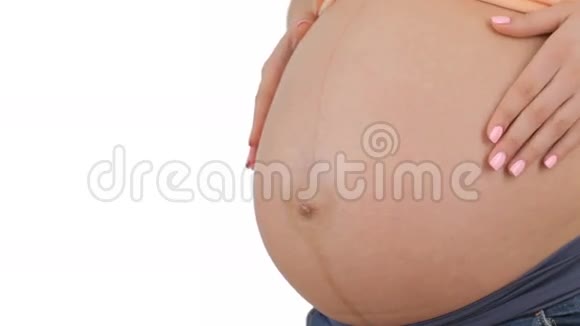 孕妇双手滑过肚子视频的预览图
