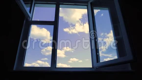 云在打开的窗户上飞过蓝天时光流逝视频的预览图