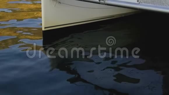 码头附近的双体船在水面上摇晃视频的预览图